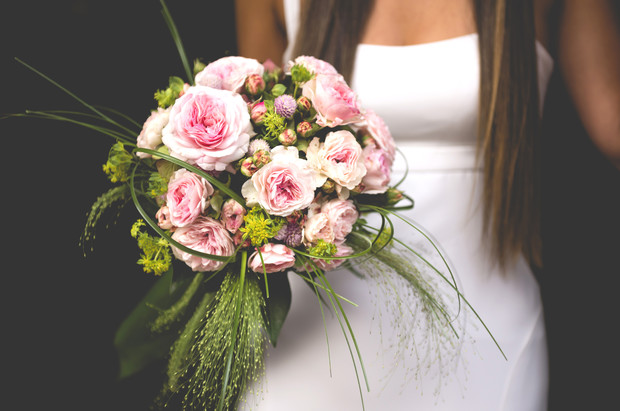 Какие цветы подарить на свадьбу молодым